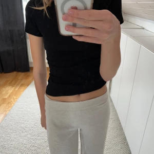 Byxor - Sköna mjuka byxor från zara! Använd fåtal gånger och i gott skick💕går att vika ner för att få lågmidjat