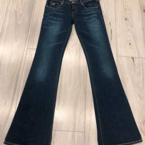sjukt snygga bootcut vintage jeans ifrån hollister, väldigt lågmidjade. Nyskick Mått: Midja: 38 cm Ytterbenslängd: 104 cm
