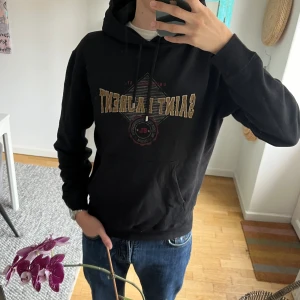 Saint Laurent - Säljer denna väldigt sköna Saint Laurent hoodie i perfekt skick Skriv gärna om du undrar något🙌