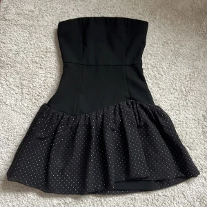 Maje klänning - Så snygg axelbandslös maje klänning med dragkedja som tyvärr är lite för liten för mig. På de tre sista bilderna står alla mått. Superfint skick och klänningen är i strl 1, vilket motsvarar Xs/34, men passar även en liten 36 💓