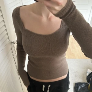 Stickad tajt tröja - Säljer denna super mjuka och sköna långärmade tröja. Köpt på zalando, mycket bra skick.