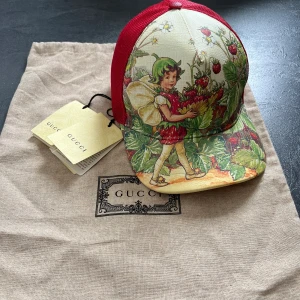 Gucci x Angela lynne keps - Säljer denna rikigt snygga och unika Gucci keps   Storlek 56 men då det är elastisk band bak så passar den s och m perfekt också  Helt oanvänd kommer med tags och påse  Slutsåld överallt väldigt ovanlig