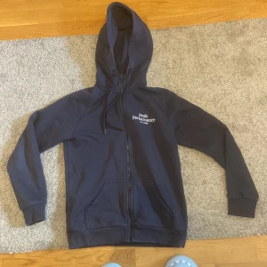 peak performance hoodie - skick: 7/10 säljer pga för lite  Lite liten på mig som är 172 nypris: runt 1000kr