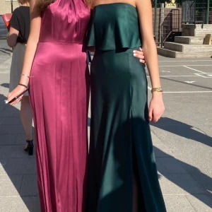 Grön balklänning! - Säljer denna SÅ fina balklänning i en så fin grön färg!! Är så snygg och bara använd en gång !!