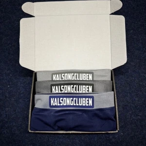 Kalsonger i funktionsmaterial  - ((Inte begagnade)) Tre par snygga kalsonger i färgerna blå, grå och svart för endast 269kr. Kallingarna är i funktionsmaterial och perfekta för den aktiva människan 🏃rekommenderar att gå upp en storlek. Finns ett begränsat antal i stl M, L och XL