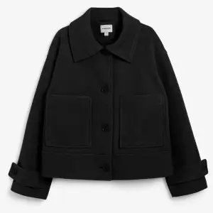 INTRESSEKOLL på denna svarta kappa, är i storlek xs men passar s också, ny pris är 899💕
