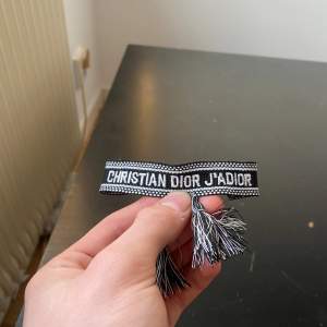 Helt ny christian dior armband. Aldrig använd. En av de bästa kvaliten ute på marknaden. Storleken passar alla. Fraktar inom 24 timmar