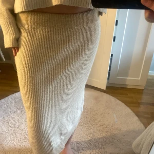 Stickad långkjol  - Stickad långkjol! Jättefint skick! Jättemjukt matrial. Storlek s, passar s och m!!💕💕 