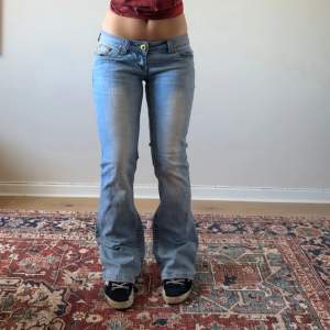 Så coola lågmidjade vintage jeans. Midjemåttet är ca 80cm och innerbenslängden är ca 83cm. 