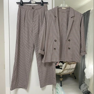 Kostym set - Kappahl - Jättesnygg set från Kappahl, endast använd en gång. Storlek S. Köpt hela settet för 549kr, säljer för 299kr. Den är i rutig modell.