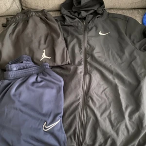 Nike jordan kläder  - Stl s hör av er för pris  