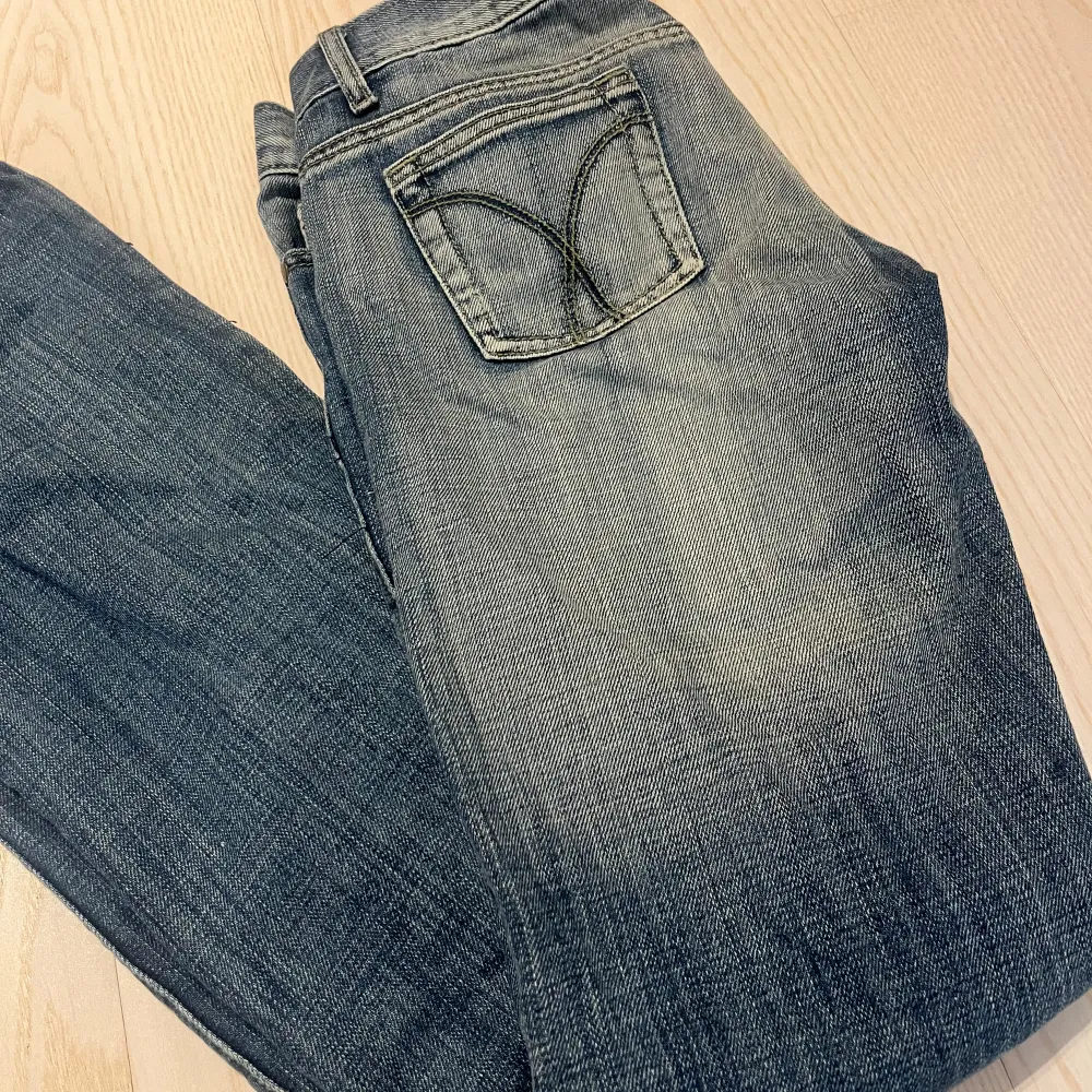 Jättesnygga Low waist jeans med coola detaljer💗. Jeans & Byxor.