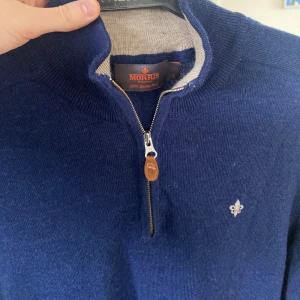 Morris half zip  - Morris half zip. Nyskick, köpt för 1799 kr. Storlek L. Mörkblå.