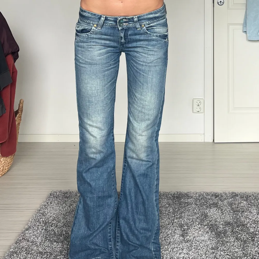 midjemått: 36.5cm rakt över, innerbenslängd: 80cm 💗 . Jeans & Byxor.