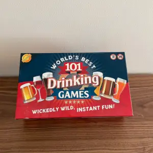 101 Drinking games i fint använt skick. Perfekt till förfest där spelet består av 101 olika alkohol relaterade spel. Instruktioner är skriven på engelska. Nypris ligger på 299kr, säljes för 50. 
