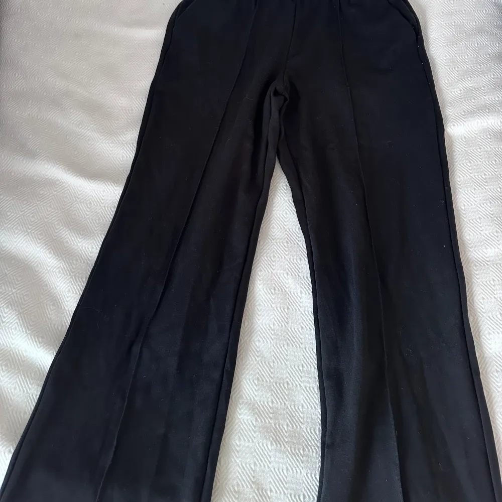 Svarta kostym byxor. Tror dom är från only. Får inte användning av dom längre❤️❤️❤️. Jeans & Byxor.