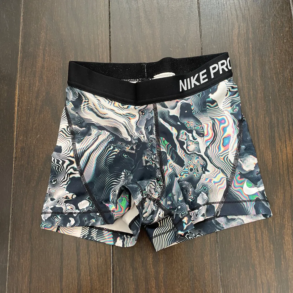 Ett par mönstrade Nike PRO shorts i storlek XS, men passar även S🌟🌟 Använda ett fåtal gånger men inget som syns! . Sport & träning.