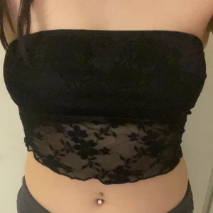 svart tub top - använd max 3 gånger. Lappen är bortklippt så storleken står ej men passar mig som brukar bära strl S.