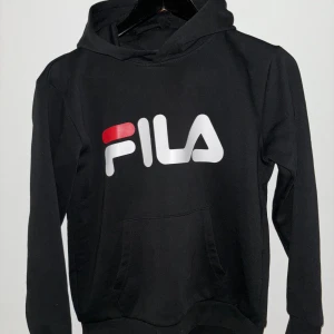Fila Hoddie  - Knappt använd Fila Hoddie  St 146/152