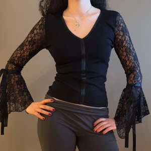 Goth spetstopp - Såå snygg tröja med vida ärmar samt snygga rosetter, sitter så bra!! Bekvämt tyg🦇🖤 Mycket bra skick, använd (inga defekter)