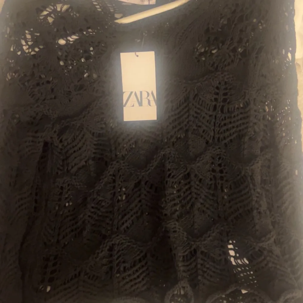 Säljer denna supersnygga tröja från zara då den ej kom till användning, köpt för 379kr säljer för 300kr 💞💞 Helt ny med lapp kvar!! 🩷🩷. Stickat.