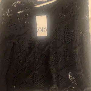 Säljer denna supersnygga tröja från zara då den ej kom till användning, köpt för 379kr säljer för 300kr 💞💞 Helt ny med lapp kvar!! 🩷🩷