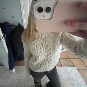 stickad cool tröja! - säljer min stickade tröja som har ett coolt mönster på ifrån zara. den är inte nopprig och väldigt bra skick. är 165💓