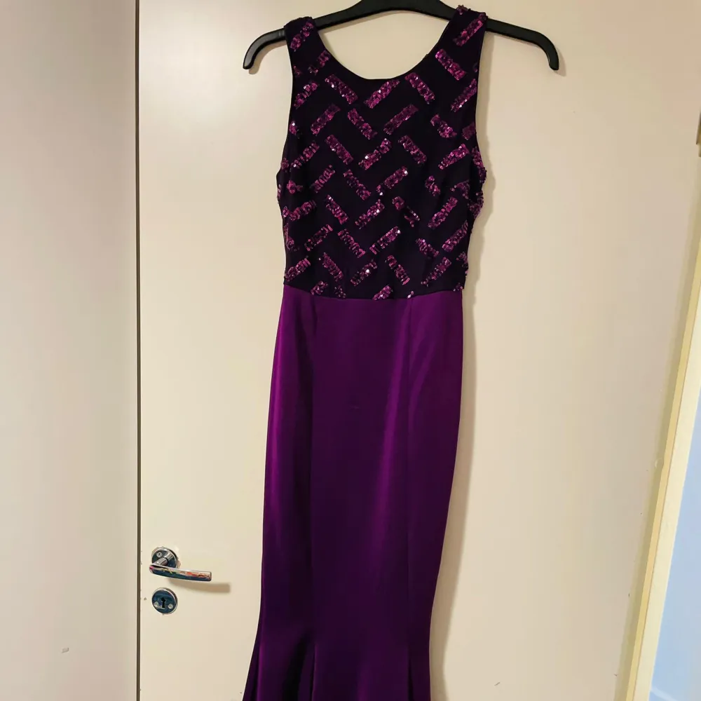 Hej, säljer denna fina klänningen för en jättebra pris, 399. Jag köpte den för 749 men då den blev liten snabbt så hann jag knappt använda den. Den är 34/36. Xs-S. Den är i nyskick typ.. Klänningar.