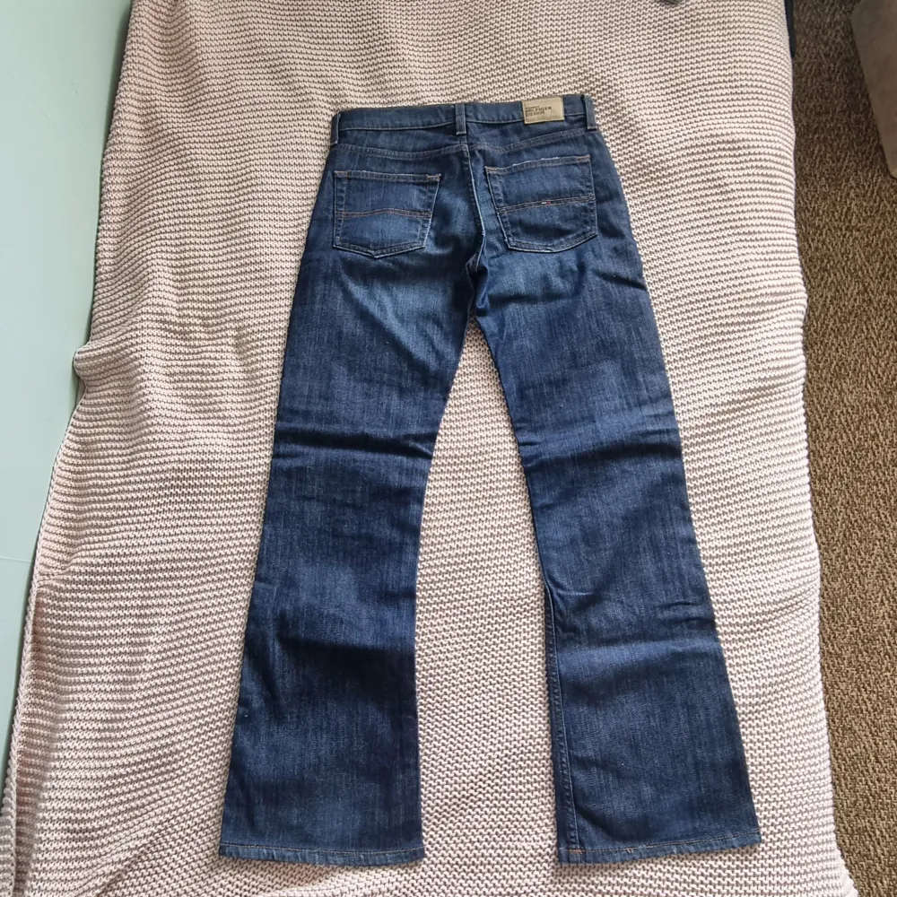 lågmidjade utsvängda jeans från tommy hilfiger😩😩 tyvärr är dem för små för mig som är en s/m, uppskattar storleken till xs/s🫶🏻. Jeans & Byxor.