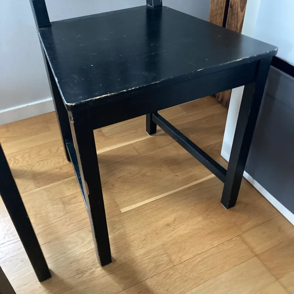 Säljer 4 svarta stolar, modell ”Stefan” från IKEA. De är i använt skick med avskvavd färg på sina ställen. Lite rangliga, men blir bättre när man skruvar åt dem. 100 kr för alla eller 30 kr stolen. . Övrigt.