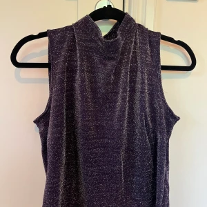 Topp - Glittrigt lila 