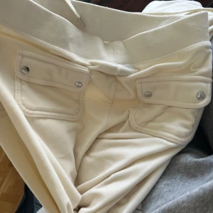 Juciy byxor storlek M - Säljer näst intill oanvända juicy byxor, använda 2 gånger.   