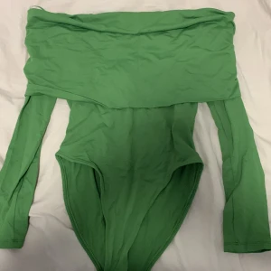 Grön Zara body - Grön body från zara, prislappen är på, inte riktigt min stil därför säljer jag. Inga returer köpare står alltid för frakt.