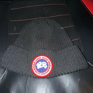 Canada Goose mössa - Canada goose mössa top kvalite inga defekter kontakta vid intresse tveka ej! 