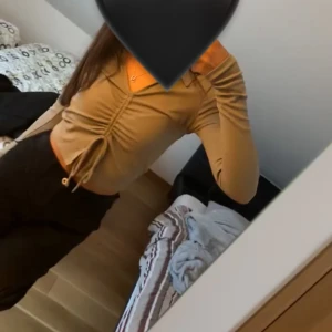 Begige/grön top  - Skit snygg Begige/ brun låmgärmad top färgen är lite mixad🤎 från Gina trickot) så fin och elegant och i väldigt bra skick 🤎 skriv privat för frågor 