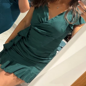 Grön klänning💚 - Jätte fin grön klänning med fina detaljer💚 i väldigt fint skick , kan ha till festligheter men även under sommaren💚 knappt använd , pris kan diskuteras 