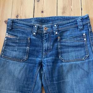 Säljer dessa eftertraktade diesel jeans(bootcut) passar S och M!!  Waist-41 Innebenslängd- 81