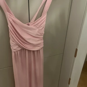 Balklänning 36 - En liten fläck framme som går o tvätta bort. Skriv dm för frågor eller bilder 