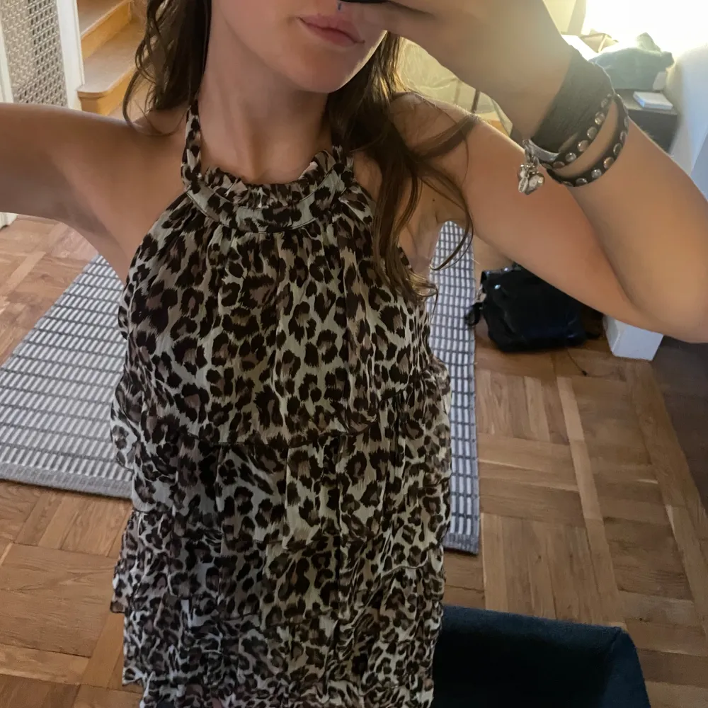 Såååå snygg volangklänning med leopardmönster men kommer tyvärr inte till användning🥲🥲. Klänningar.