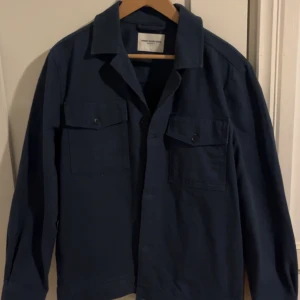 Overshirt  - Säljer nu denna overshirt från ”these glory days”. Storleken är M men passar mellan M/L,Skicket är runt 8/10 och inga defekter, skriv om ni har några funderingar?