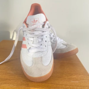 Adidas samba  - Storlek 37 1/2.  Har legat i garderoben ett tag, sälj i befintlig skick (bra skick). 
