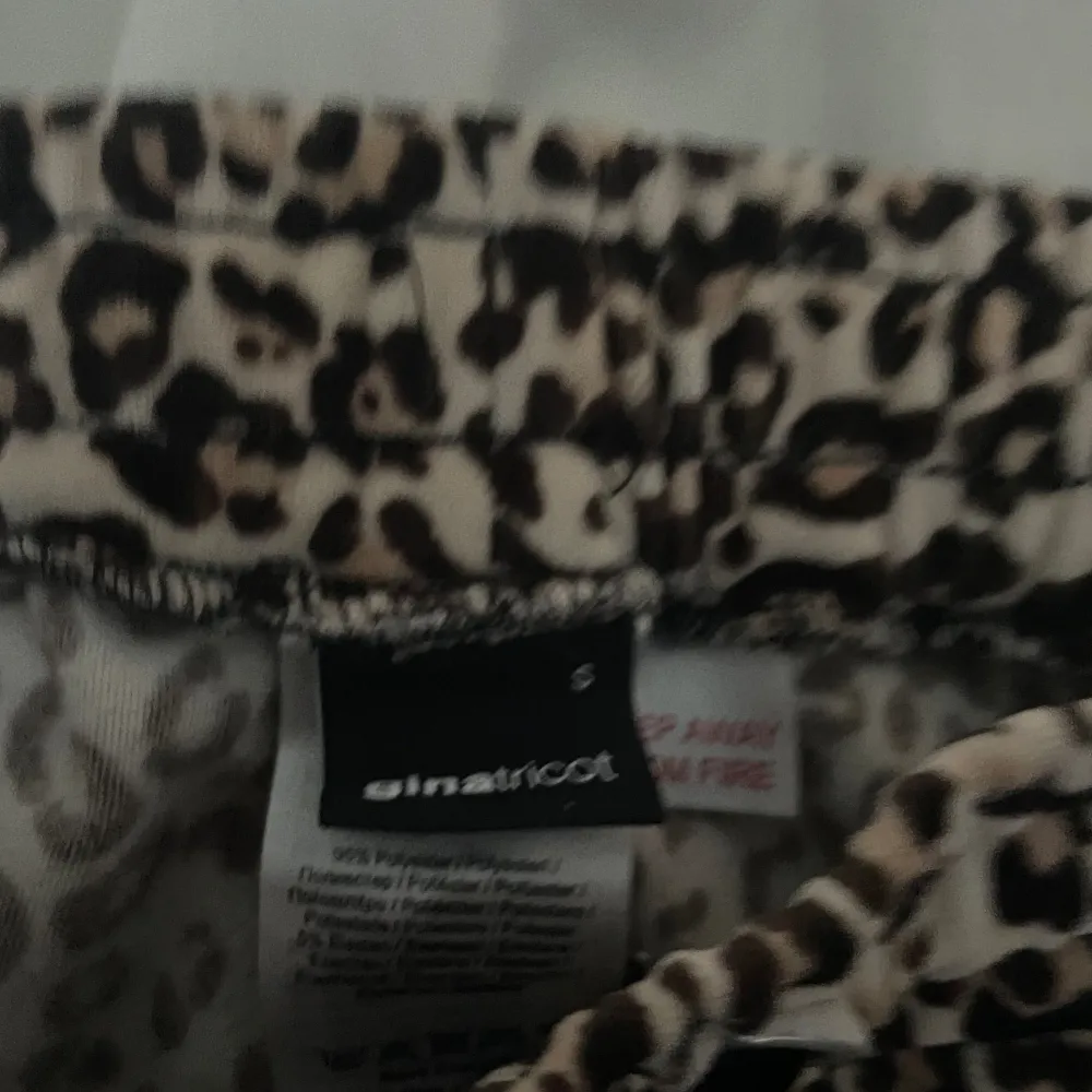 Säljer de populära leopard byxorna från Gina, bara testade då de var för korta för mig:( skriv om ni undrar något! Pris kan diskuteras ❤️. Jeans & Byxor.