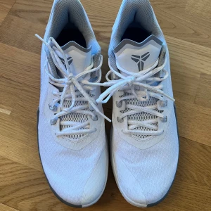 Kobe Bryant - Nike Shoes Limited Edition size 43 - Ikoniska sneakers från Nike x Kobe Bryant. Limited Edition utgåva precis efter hans död. Produceras inte längre.  Endast använda 1 gång. Storlek 43 