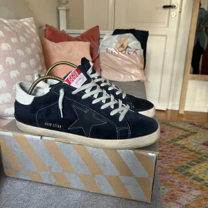 Golden goose skor - Säljer nu dessa tvär feta golden goose skor. Skorna har någon defekt (skriv för mer info) men annars ett hyfsat skick. Strl: 45. Tveka inte på att fråga