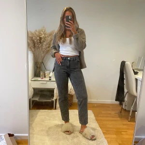 Gråa jeans - Gråa kroppade jeans med hög midja. 