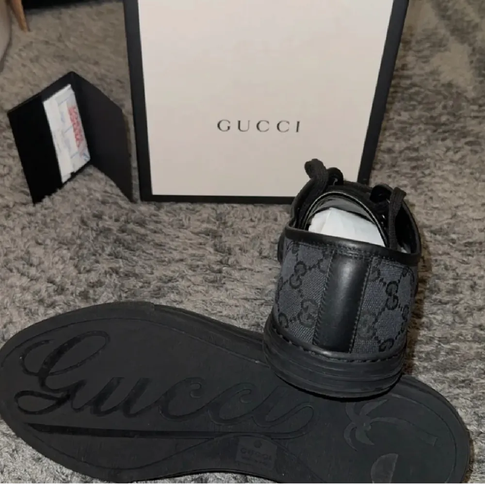 Vi säljer nu ett par riktigt snygga Gucci Canvas low skor, skick 9/10. Köpta på Vestiaire Collection, Kvitto plus de på bilden ingår. Lite stora i storleken Kom gärna med frågor mvh EAresell. Skor.