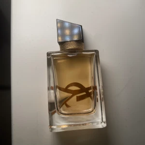 Libre Eau De Parfum - En travel size libre parfym, rkt användbar då man kan ta med sig den överallt. En väldigt vaniljig och citrus luktande parfym🍮🍋