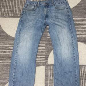 Ett par baggy Levis jeans i strl 34/32 några små fläckar på men inget som syns vi första anblick