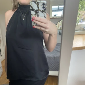 Svart topp - !!!TRYCK INTE PÅ KÖP NU!! Frakt:43kr, Betalning sker via swich 💞 Svart superfin topp som inte kommer till användning🙌
