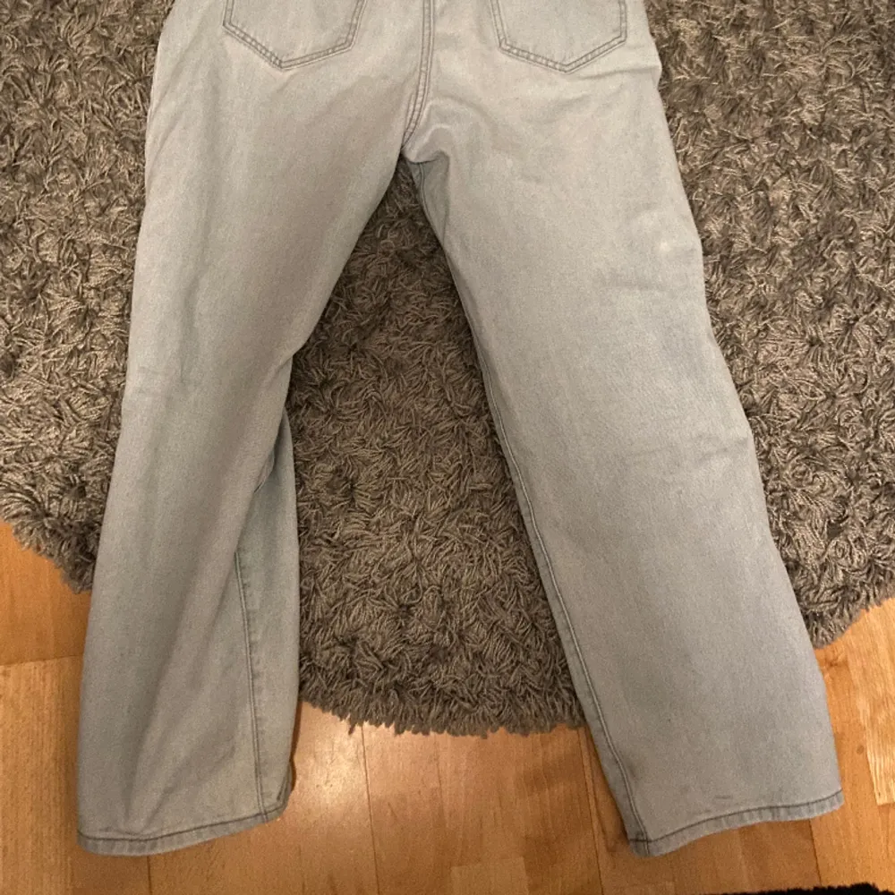 Hej! Säljer dessa ljusblå jeans storlek small i nyskick. Passar mig på ca 175 cm. Passar mellan 170-180 cm beroende på passform osv. Kan mötas i Karlstad eventuellt skickas mot fraktkostnad. Kan även samfrakta med mina andra annonser! . Jeans & Byxor.